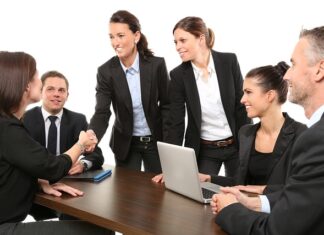 Kiedy kupić garnitur na komunię?